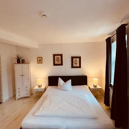 Apartment Ferienwohungen Und Haus Zum Schwan *